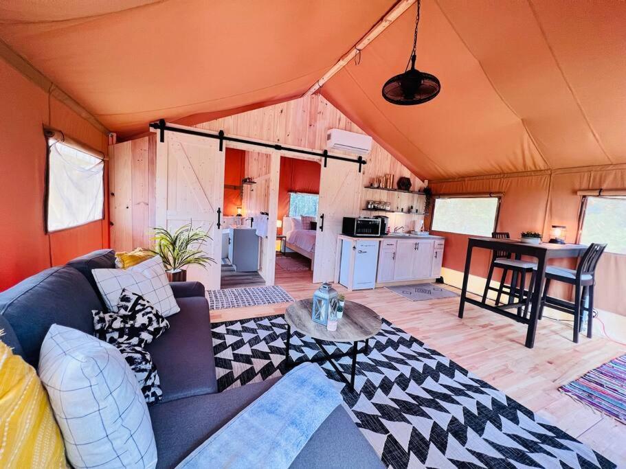 Hotel Tropical Glamping With Hot Tub Cleveland Exterior foto